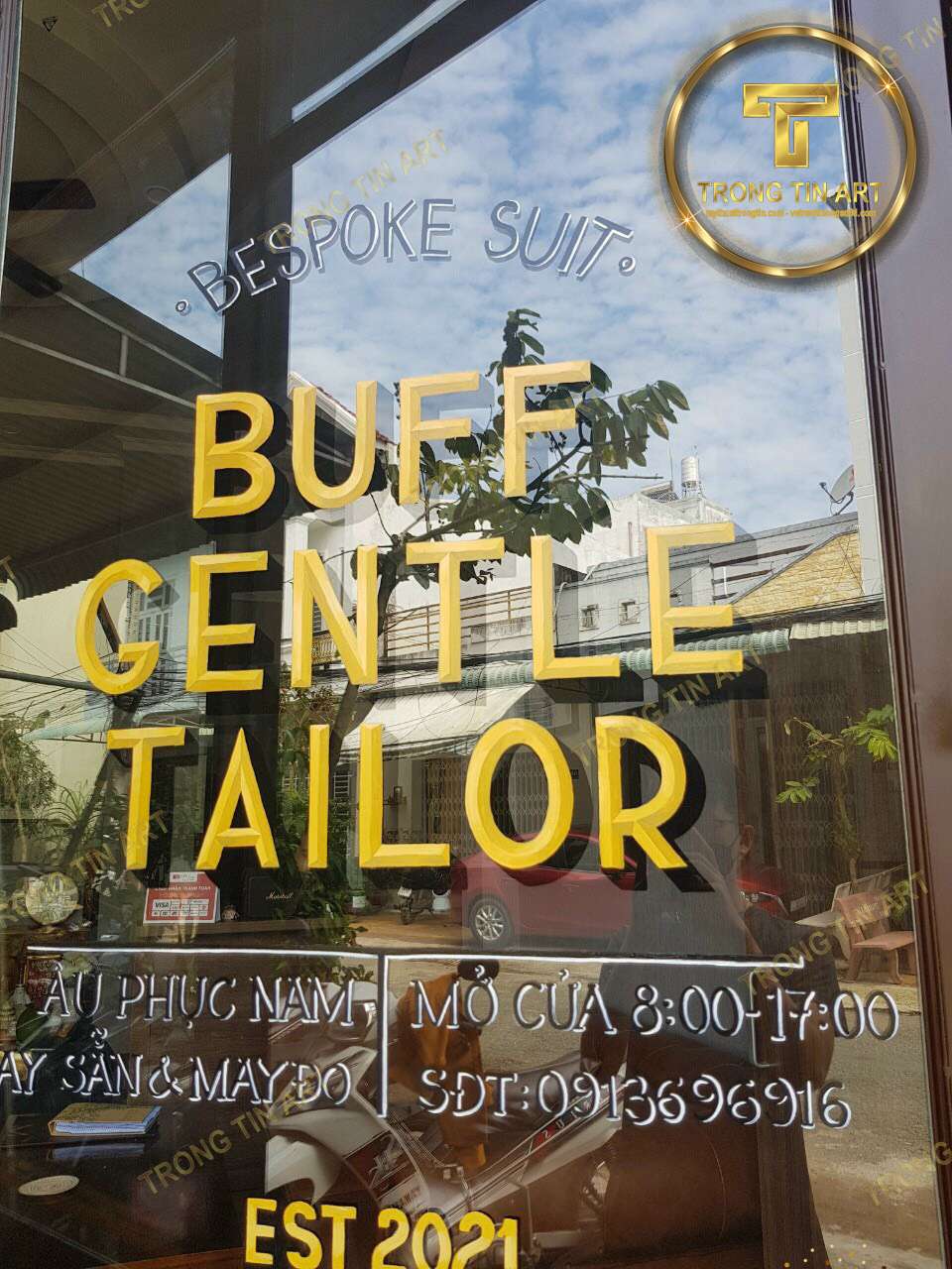 vẽ chữ lên kính cửa hàng,vẽ trang trí trên kính,vẽ tranh kính nghệ thuật,vẽ kính quán cafe, vẽ chữ trên kính quán trà sữa,vẽ chữ tay lên kính